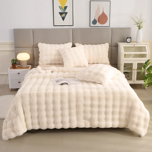 SINGLE FUR BUBBLE DESIGN DUVET - Image 4