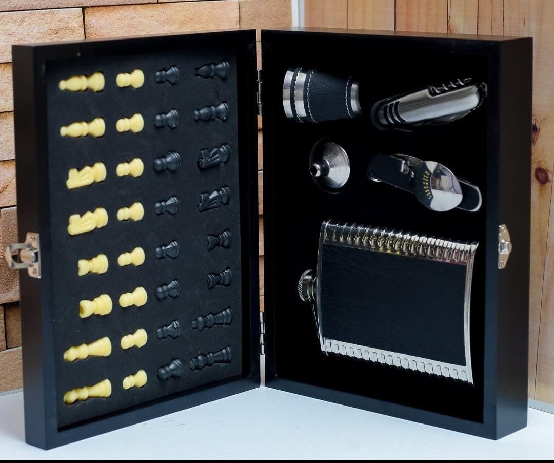 Hip Flask gift Set With Chess Board - Image 6