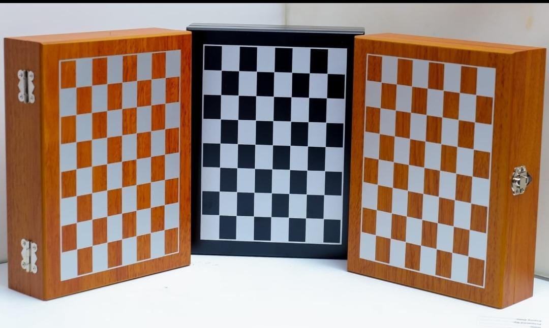 Hip Flask gift Set With Chess Board - Image 5